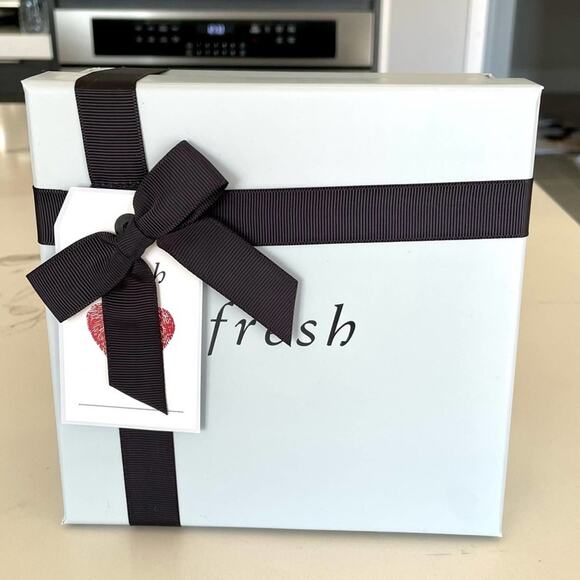 Fresh Gift Box With Ribbon - Picture 4 of 4